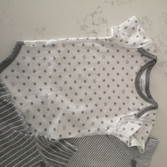 Gender neutral moon and back Grey white onesie - Picture 2 of 5